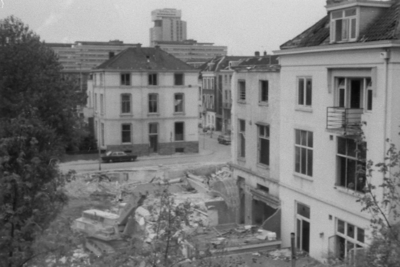 241822 Gezicht op de sloop in de Stationswijk te Utrecht op de hoek van de Stationsdwarsstraat en de Stationsstraat ...